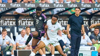 Nathan Ngoumou im Zweikampf mit Alphonso Davies, Gerardo Seoane schaut zu.
