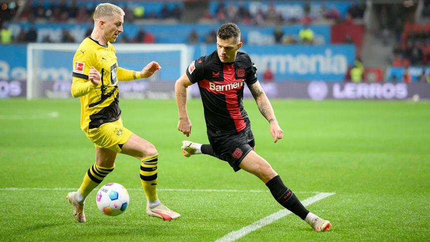 Marco Reus und Granit Xhaka kämpfen um den Ball.