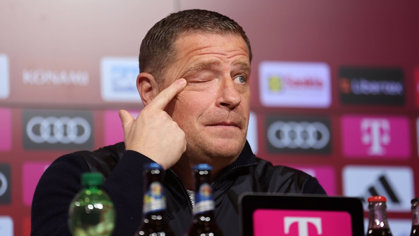 Max Eberl fasst sich ins Gesicht.
