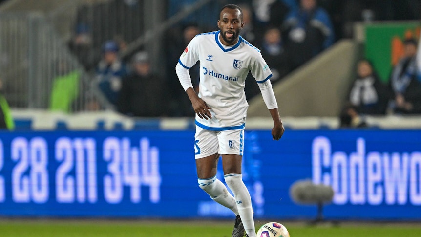 Silas Gnaka am Ball im Trikot von Magdeburg.
