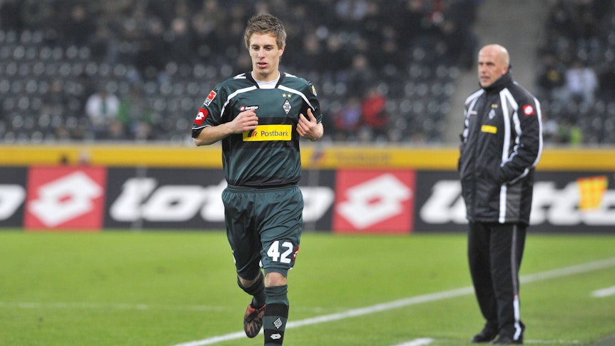 Patrick Herrmann läuft sich am Spielfeldrand warm.