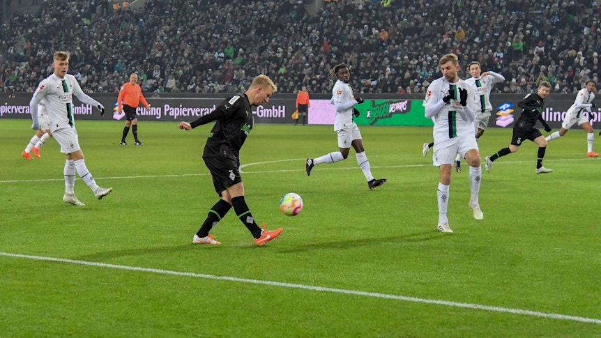 Mike Hanke schlägt eine Flanke.