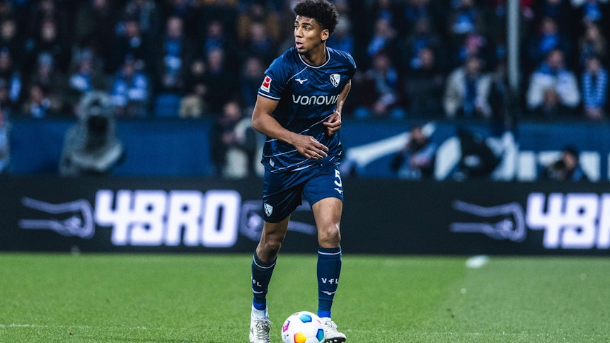 Bernardo führt den Ball im Bochum-Trikot.