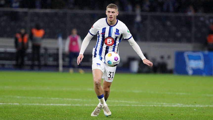 Marton Dardai auf dem Fußballfeld im Trikot von Hertha BSC.