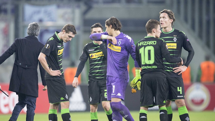 Enttäuschte Borussia-Spieler auf den Rasen.