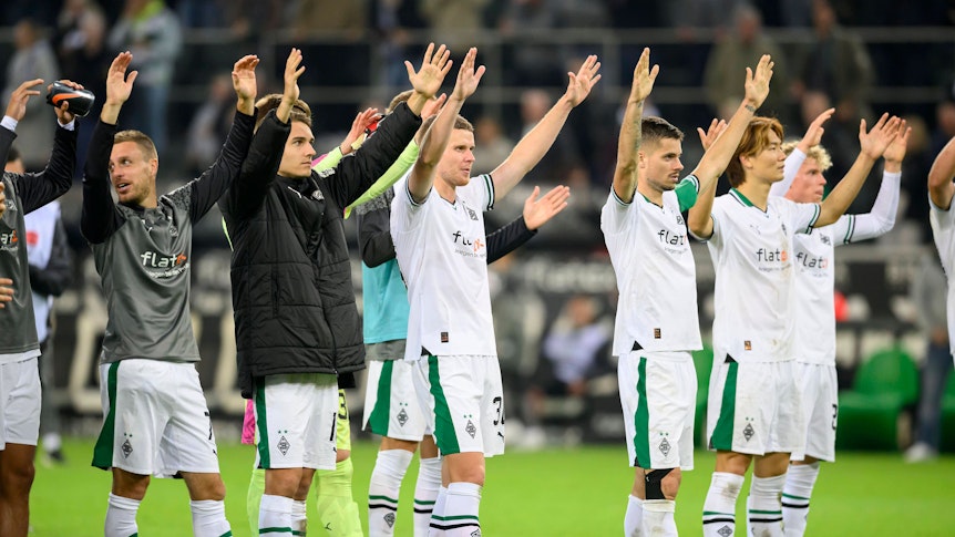 Borussia-Spieler vor der Fankurve.
