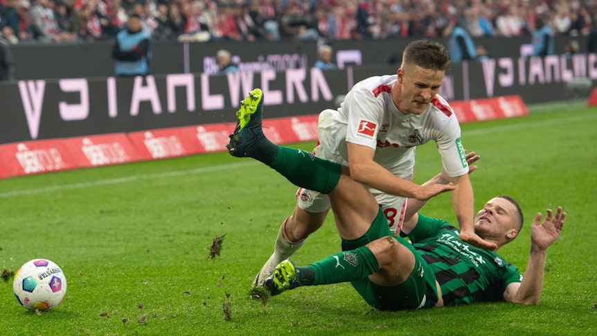 Rasmus Carstensen und Nico Elvedi im Zweikampf.