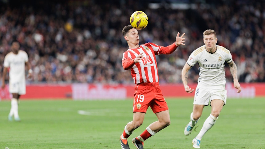 Sergio Arribas im Trikot von Almeria. Im Hintergrund kommt Toni Kroos angelaufen.