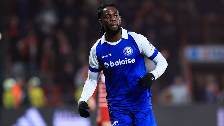Jordan Torunarigha im blauen Trikot von KAA Gent.