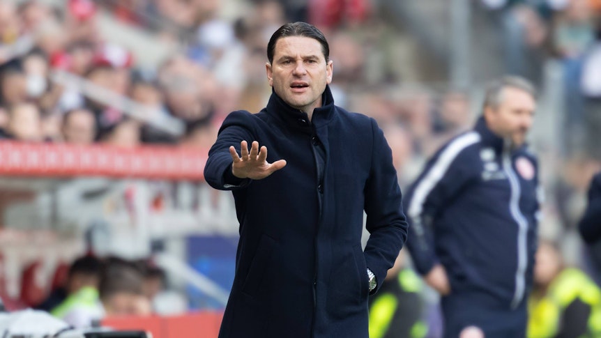 Gerardo Seoane am Spielfeldrand.