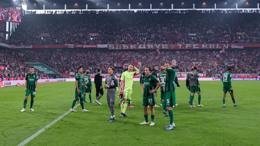 Gladbach-Fans vor dem Gästeblock in Köln.