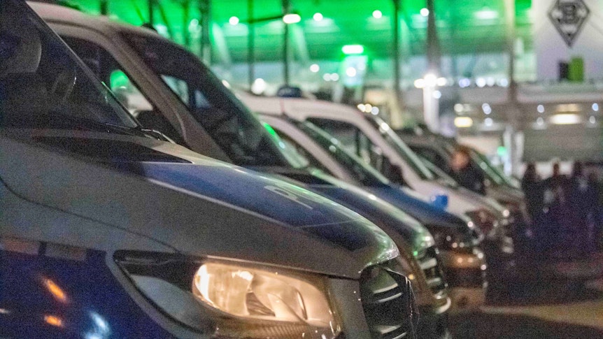 Polizei-Autos vor dem Borussia-Park.