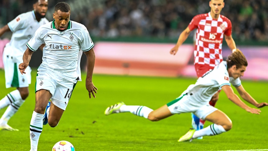 Alassane Plea am Ball.