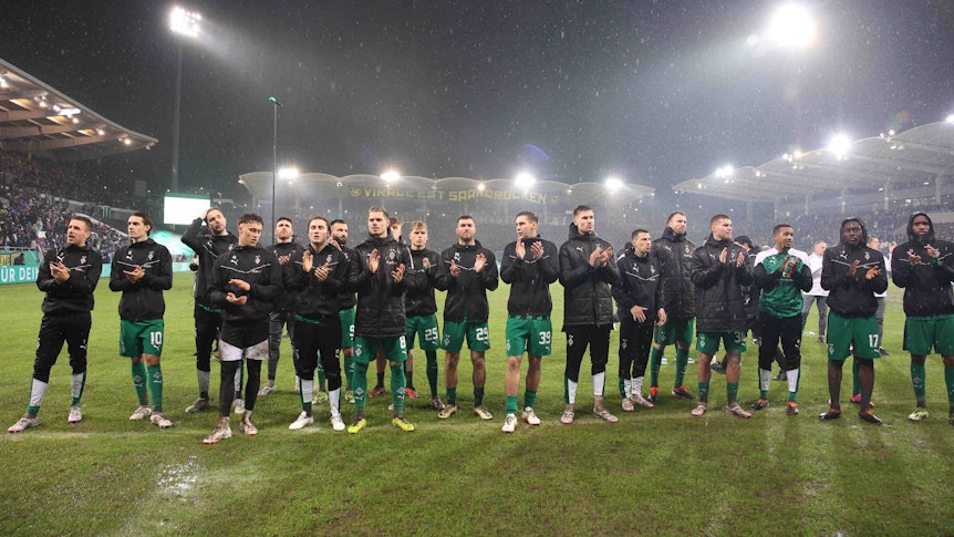 Borussia-Spieler bei den mitgereisten Gladbach-Fans nach der Spiel-Absage.