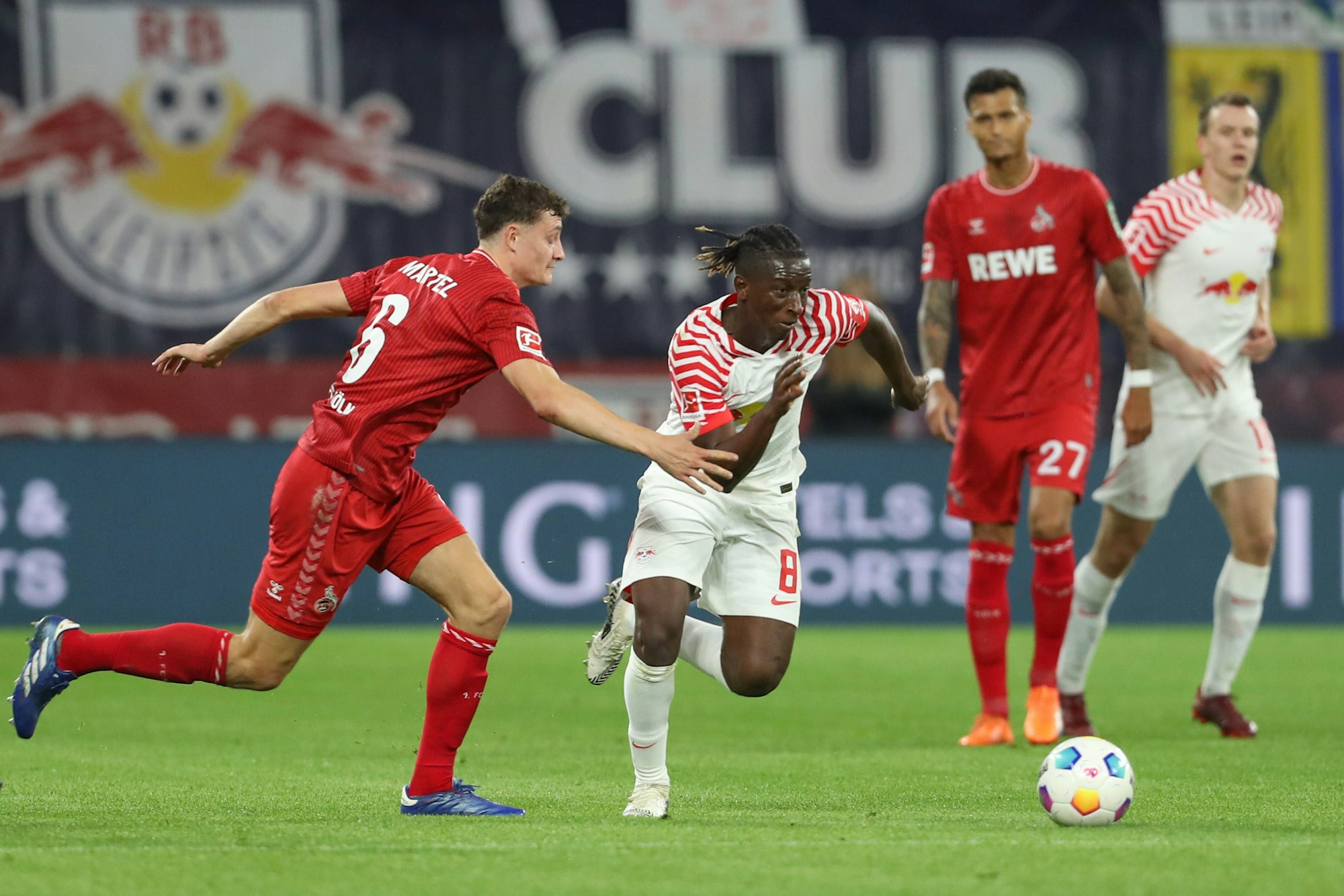 Eric Martel versucht Gegenspieler Amadou Haidara im Spiel des 1. FC Köln bei RB Leipzig zu halten.