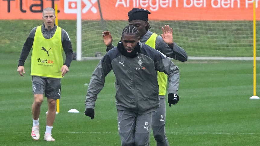 Jordan Siebatcheu und Manu Koné im Zweikampf, Stefan Lainer lauert.