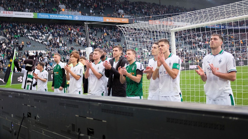 Borussia-Spieler vor der Nordkurve.