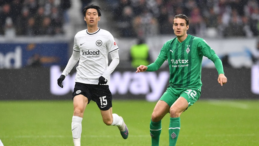 Flo Neuhaus und Daichi Kamada im Duell.