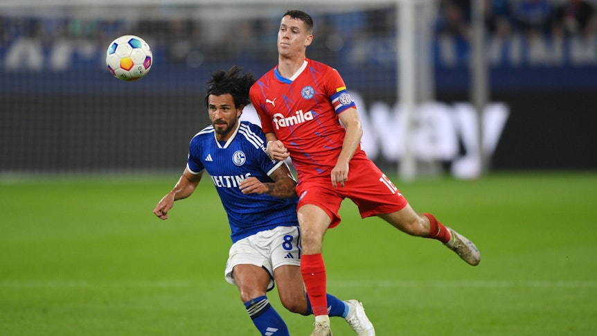 Philipp Sander im Duell mit Danny Latza.
