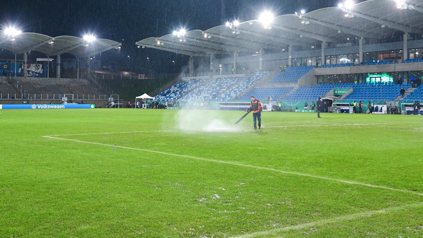 Rasen-Arbeiten im Ludwigsparkstadion.