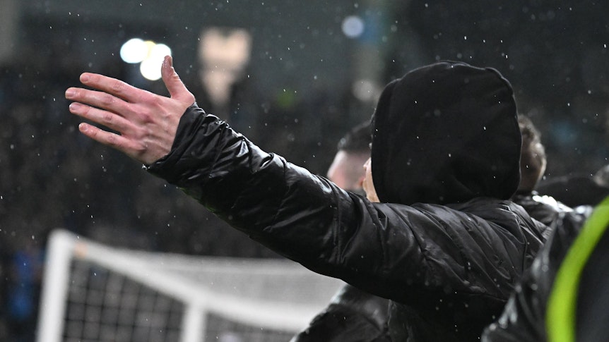 Fan von Borussia Mönchengladbach entsetzt nach Pokal-Aus gegen Saarbrücken.