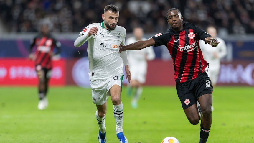 Willian Pacho im Zweikampf mit Franck Honorat.