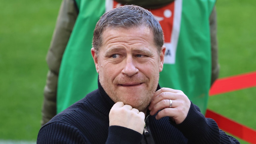 Max Eberl am Spielfeldrand in der Allianz-Arena.