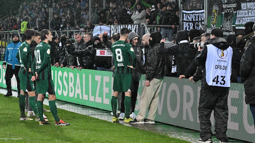 Borussia-Fans stellen die Spieler zur Rede.