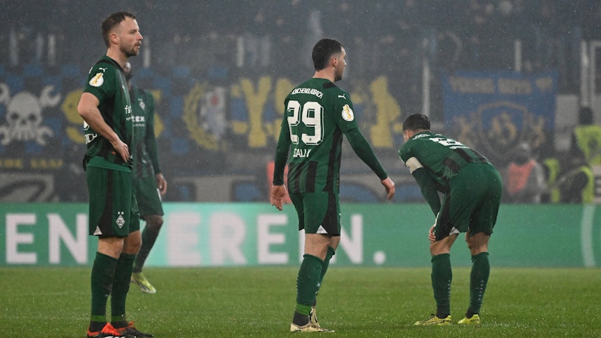 Spieler von Borussia Mönchengladbach wirken ratlos, enttäuscht und frustriert nach Pokalaus.