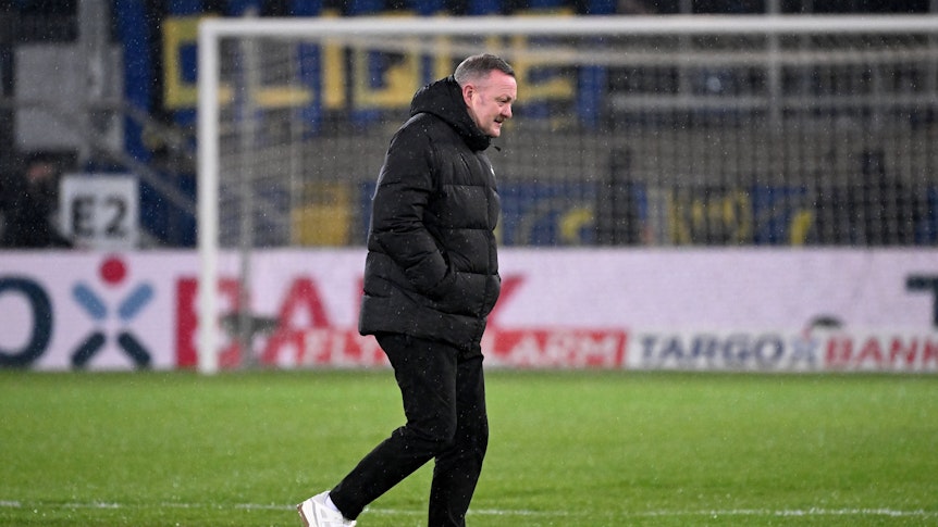 Sport-Chef von Borussia Mönchengladbach bei der Platzbegehung.
