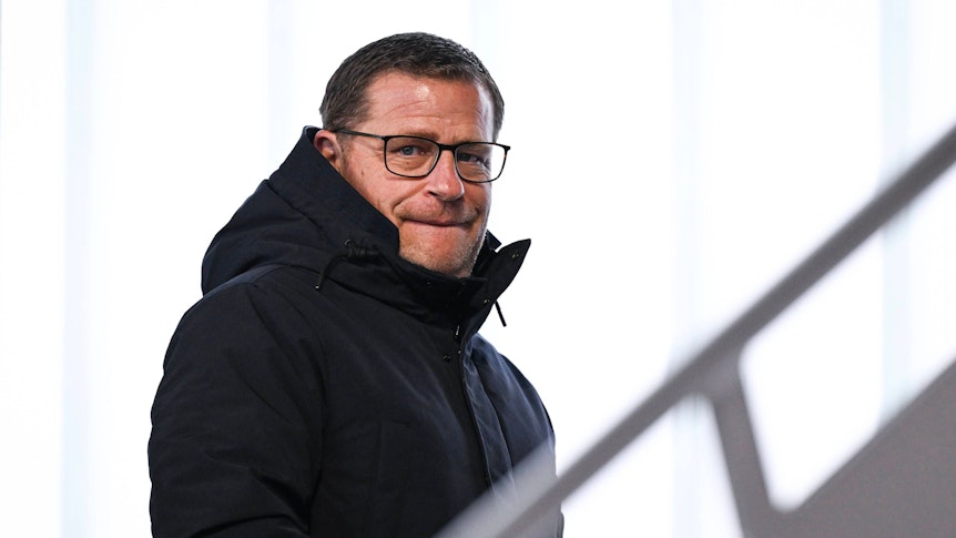 Max Eberl auf einer Tribüne.