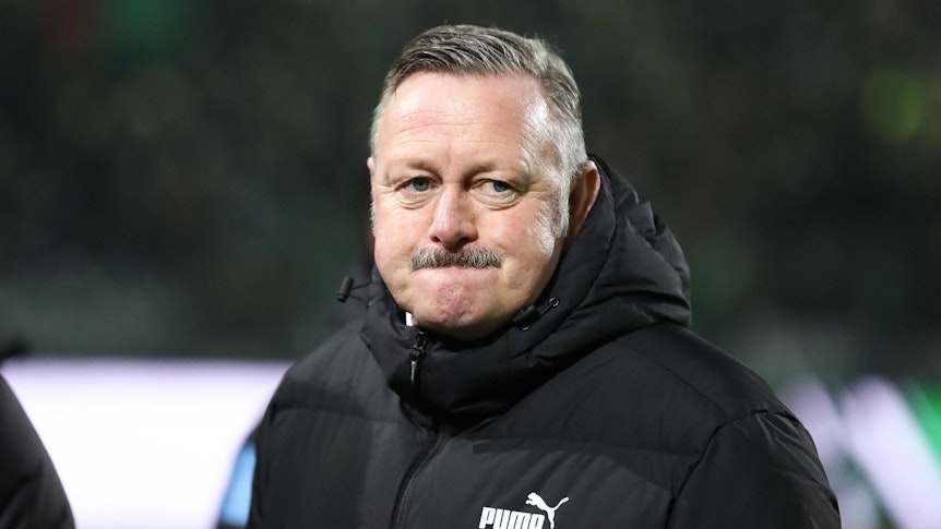 Roland Virkus am Spielfeldrand.