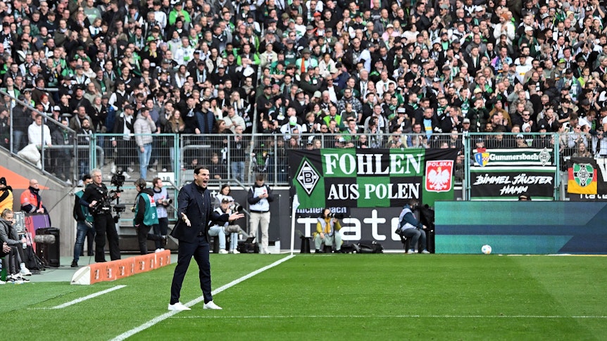 Gerardo Seoane steht auf dem Rasen.
