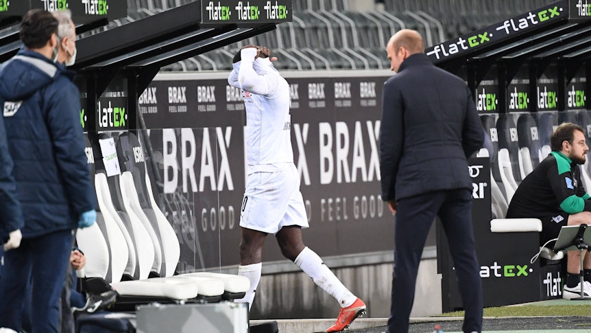 Marcus Thuram verlässt nach einer Spuck-Attacke den Rasen.