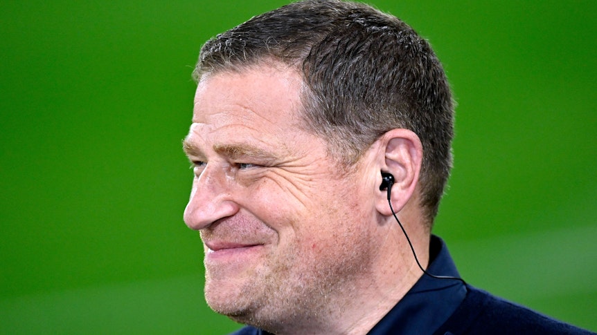 Max Eberl grinst in Nahaufnahme.