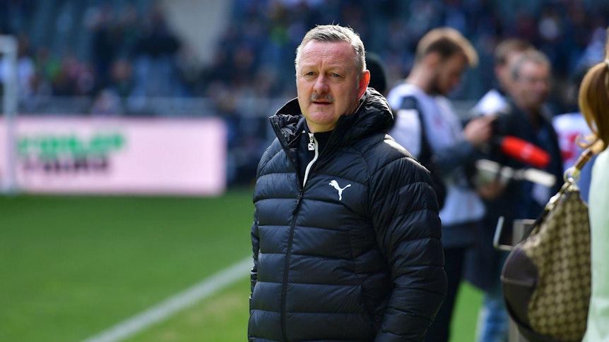 Roland Virkus am Spielfeldrand.