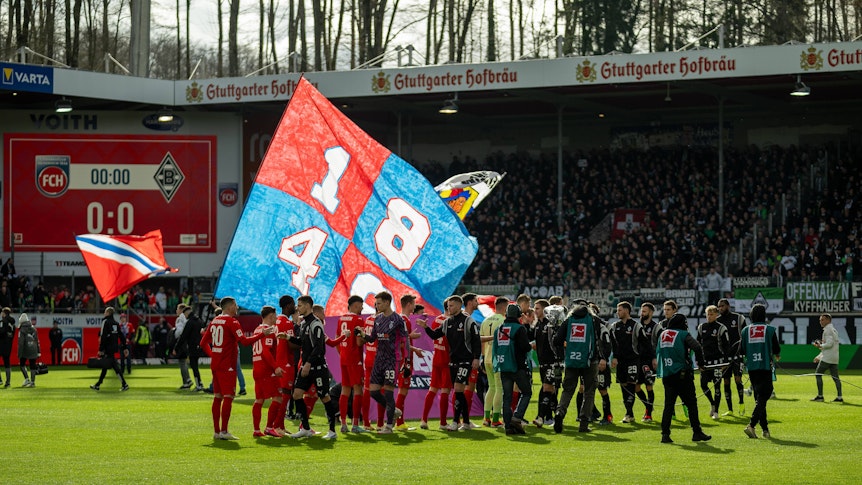 Borussia-Spieler klatschen mit den Heidenheimern ein.