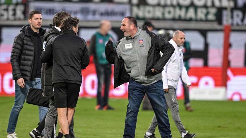 Frank Schmidt nach dem Spiel außer sich.