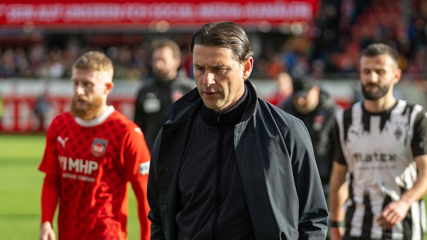 Gerardo Seoane auf dem Weg in die Kabine.