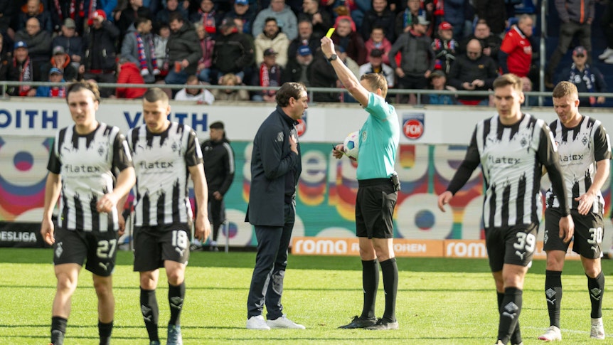 Gerardo Seoane sieht die Gelbe Karte.