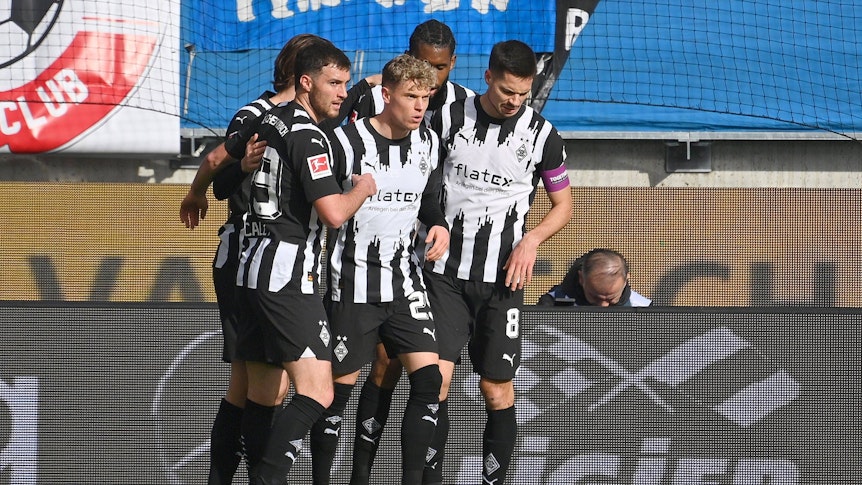 Borussia-Spieler feiern den Treffer von Robin Hack.