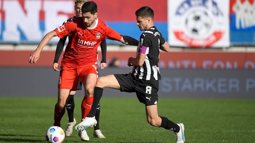 Julian Weigl im Zweikampf.