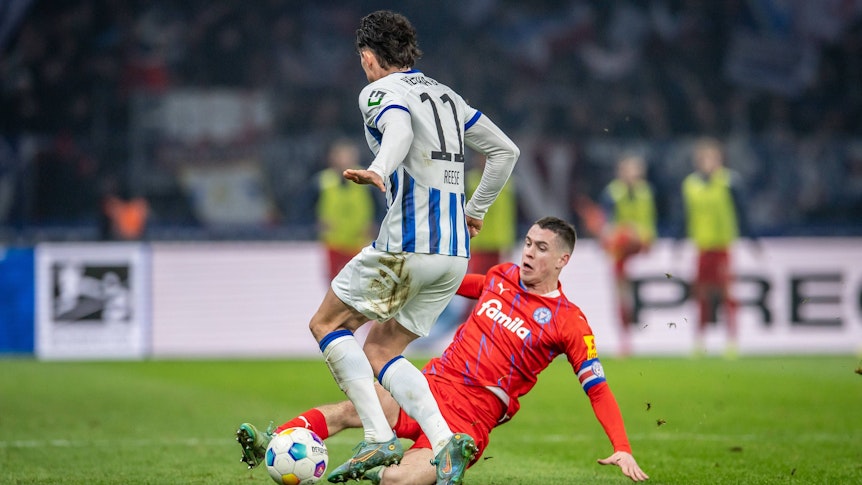 Philipp Sander grätscht Fabian Reese den Ball vom Fuß.