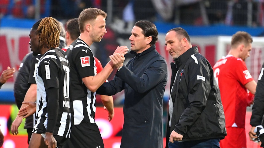 Gerardo Seoane kümmert sich nach dem Spiel um Marvin Friedrich.