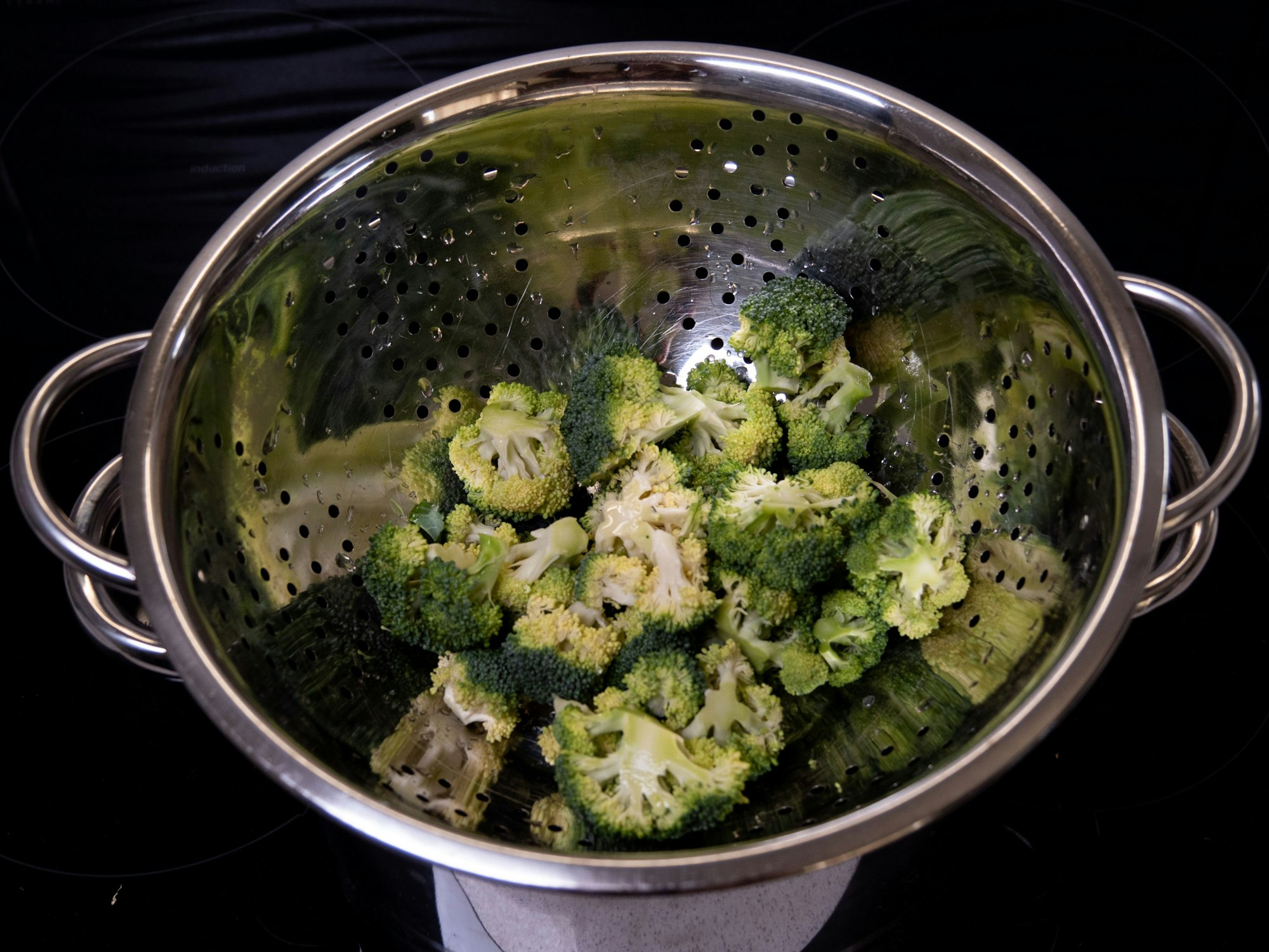 Fehler beim Kochen: Broccoli liegt in einem Kochtopf. Man sieht es Essen nicht an, doch unzureichende Hygiene kann Krankheitserreger beim Kochen übertragen.