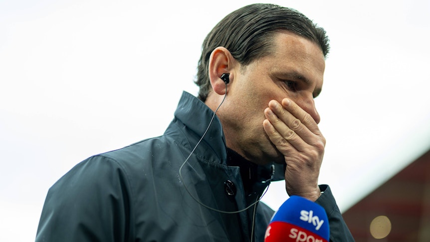 Gerardo Seoane hält sich die Hand vor den Mund.