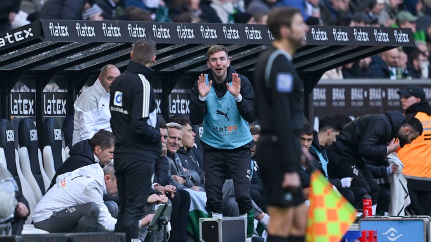 Christoph Kramer im Austausch mit dem Vierten Offiziellen.