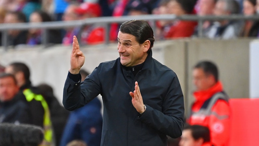 Trainer von Borussia Mönchengladbach gestikuliert in der Coaching-Zone.