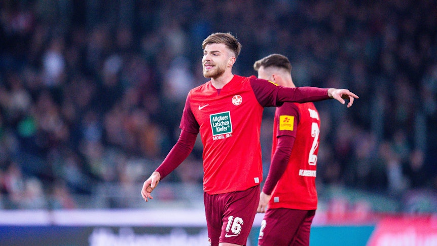 Ein Spieler vom 1. FC Kaiserslautern hebt den Arm und dirigiert.