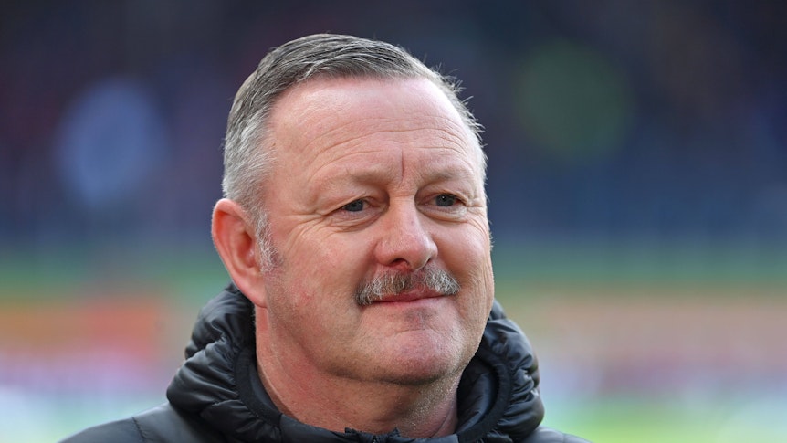 Sport-Chef von Borussia Mönchengladbach blickt zufrieden.